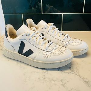 Women's Veja V-10 Leather White and Black Sneakers Size 7